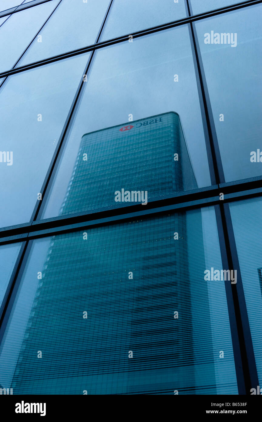 HSBC Tower spiegelt sich im Citigroup Tower in Londons Docklands England UK Stockfoto