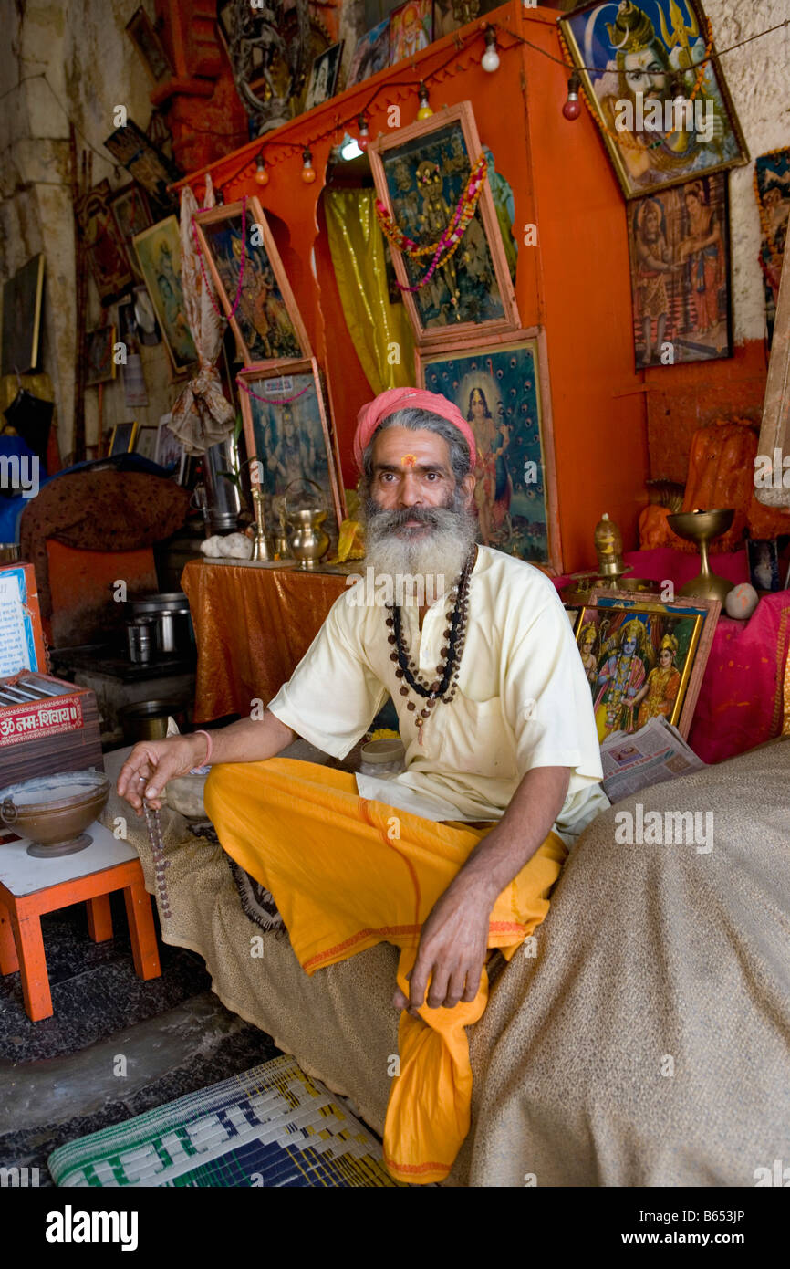 Indien, Mumbai, Maharashtra, Babulnath Tempel (Hindu). Hindu Priester am Eingang. Stockfoto