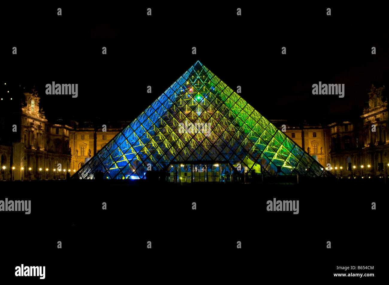 La Pyramide du Louvre und dem Louvre Museum in Paris, in der Nacht Stockfoto