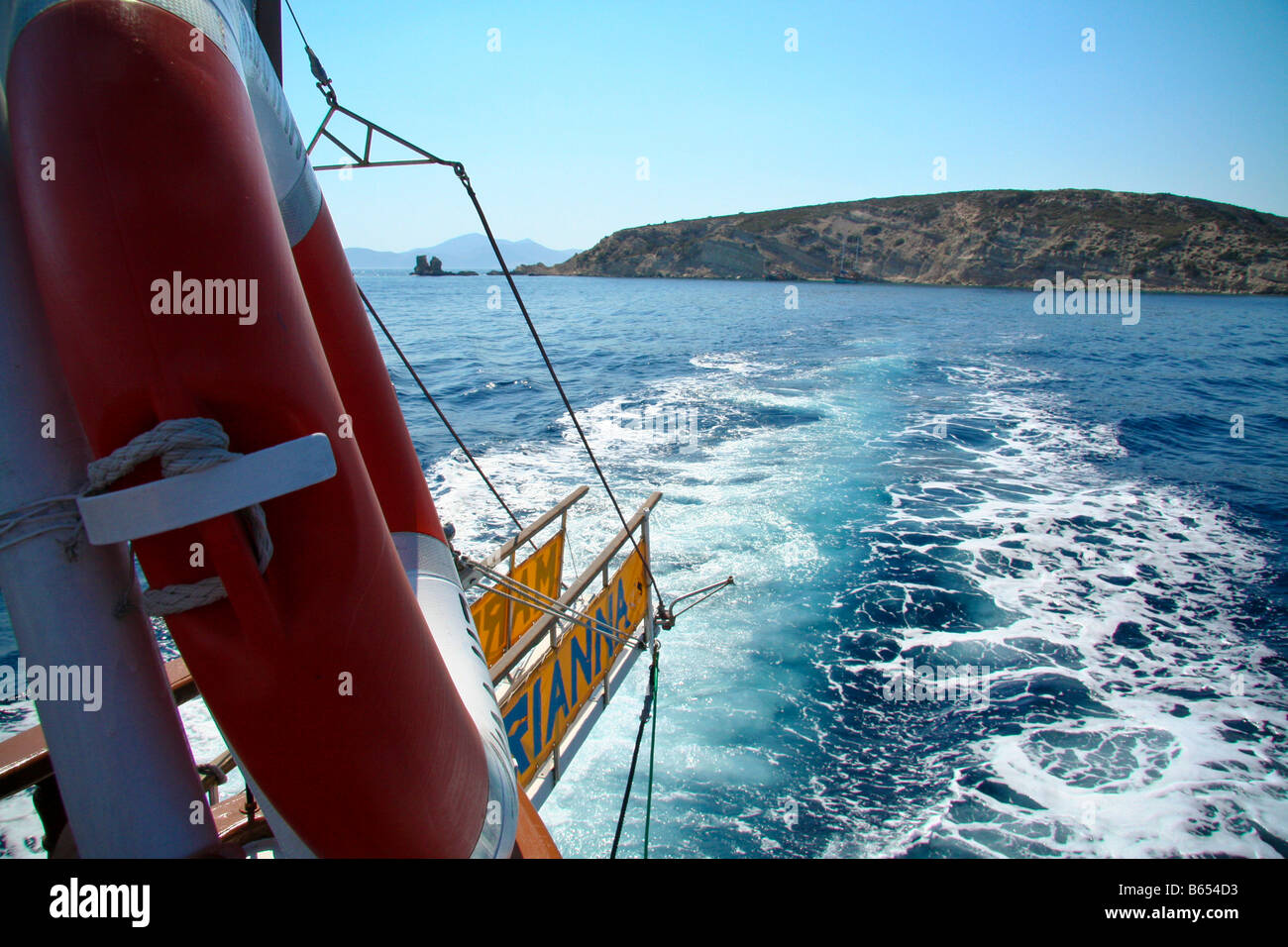 Blick von der Rückseite des touristischen Boot vor der Küste von Kos, Griechenland Stockfoto