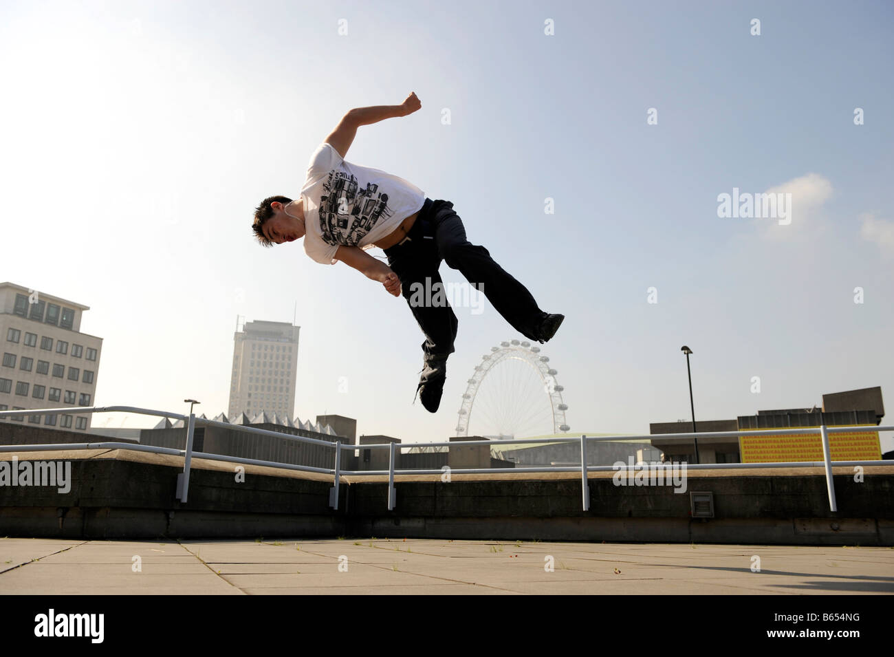 Danny Darwin zeigt freilaufend (Parkour) Techniken mit der London Eue im Hintergrund Stockfoto