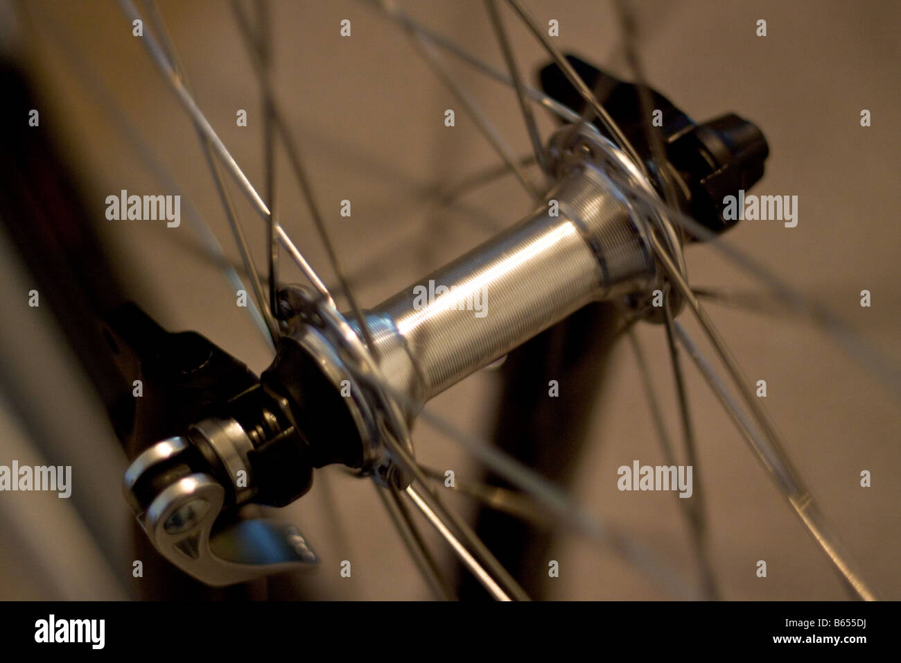 Ein Schnellspanner Vorderrad-Achse und Speichen mit dem Rennrad  Stockfotografie - Alamy
