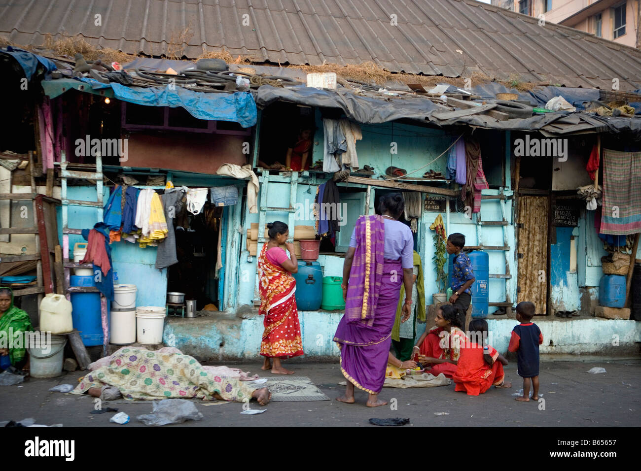 Indien, Mumbai, Maharashtra, Straßenszenen in der Nähe von Fischmarkt. Mann in der Straße schlafen. Stockfoto