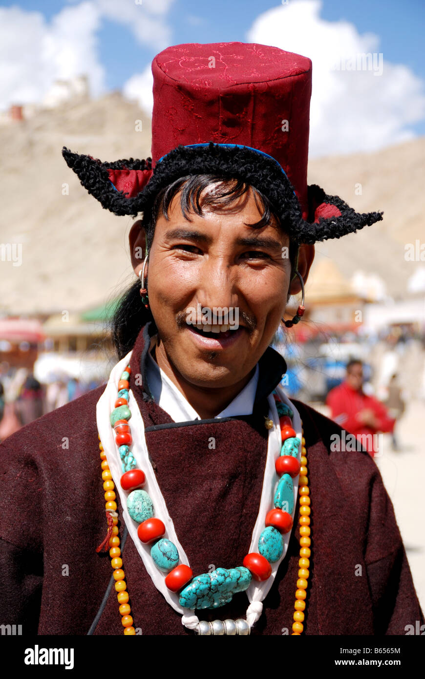 Eine Ladakhi Mann tragen traditionelle Ladakhi Kleidung in Ladakh