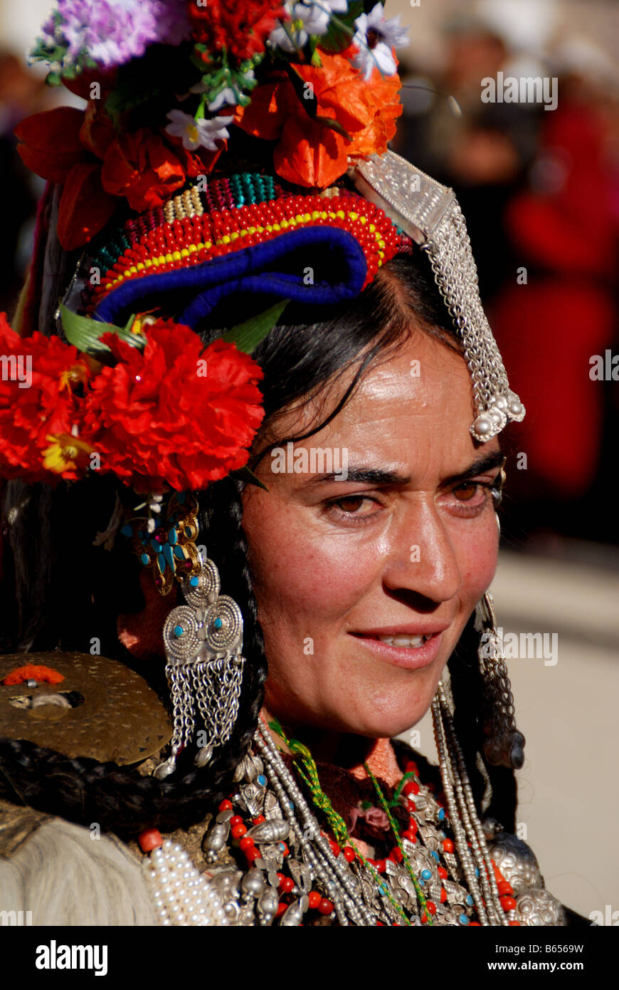 Eine Ladakhi-Frau trägt einen traditionellen Drogba, Kopfschmuck, Ladakhi Festivals Stockfoto