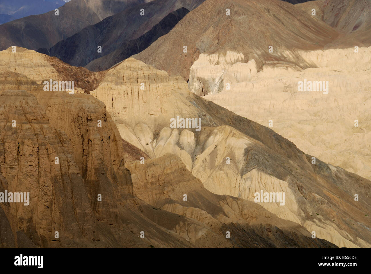 Das Gebiet des Tals des Mondes in der Nähe von Gästehaus in Ladakh Indien war ein ehemaliger See nach Erosion, Erosion See. Stockfoto