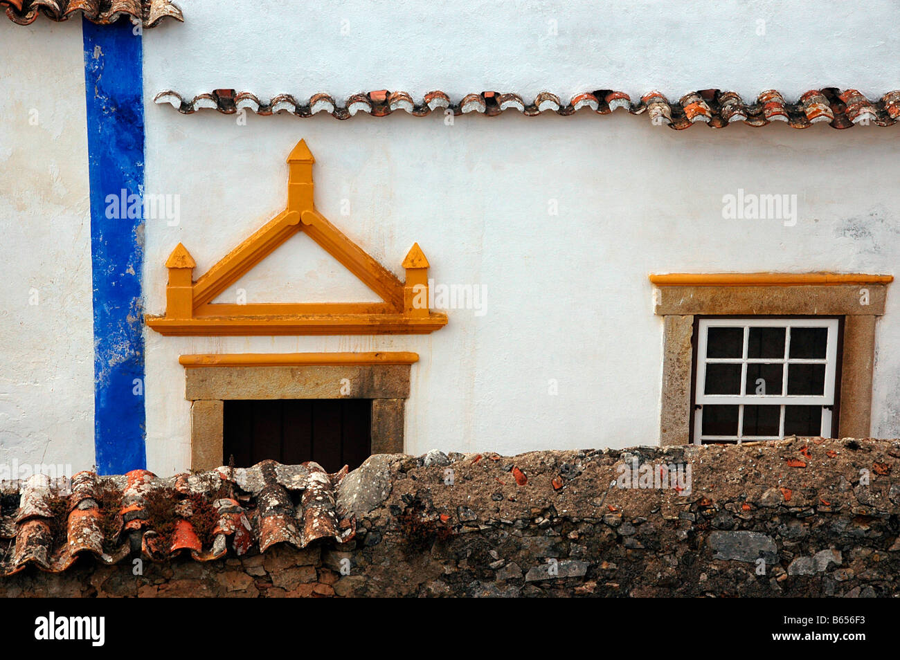 Abstrakten Detail der Tür-, Fenster- und Wand in der Stadt Óbidos Portugal. Stockfoto