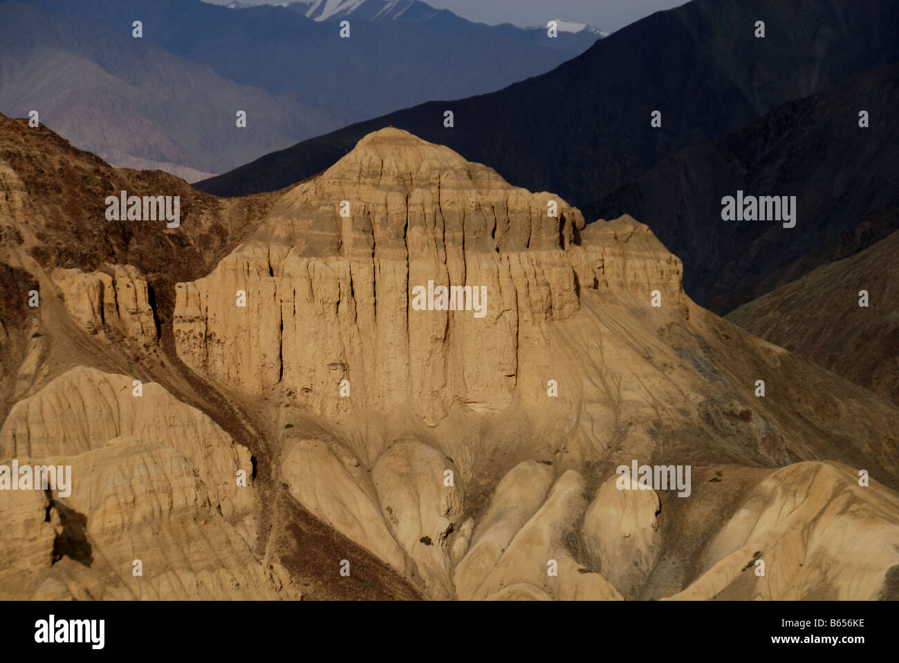 Das Gebiet des Tals des Mondes in der Nähe von Gästehaus in Ladakh Indien war ein ehemaliger See nach Erosion, Erosion See. Stockfoto