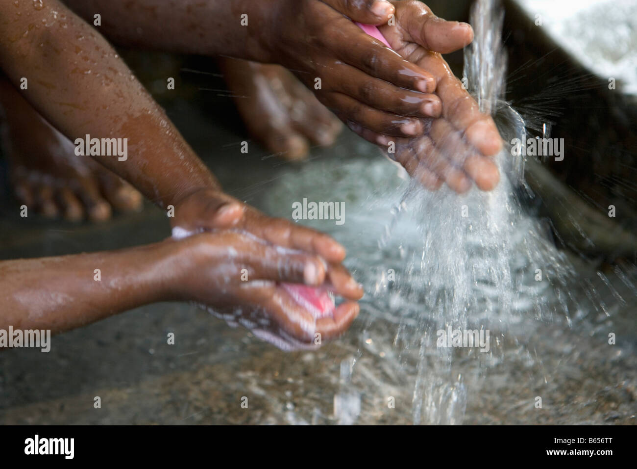 Lucknow, Uttar Pradesh, Indien, Landschaft in der Nähe Rae Bareli, Kinder, die Hände mit Seife zu waschen. Stockfoto