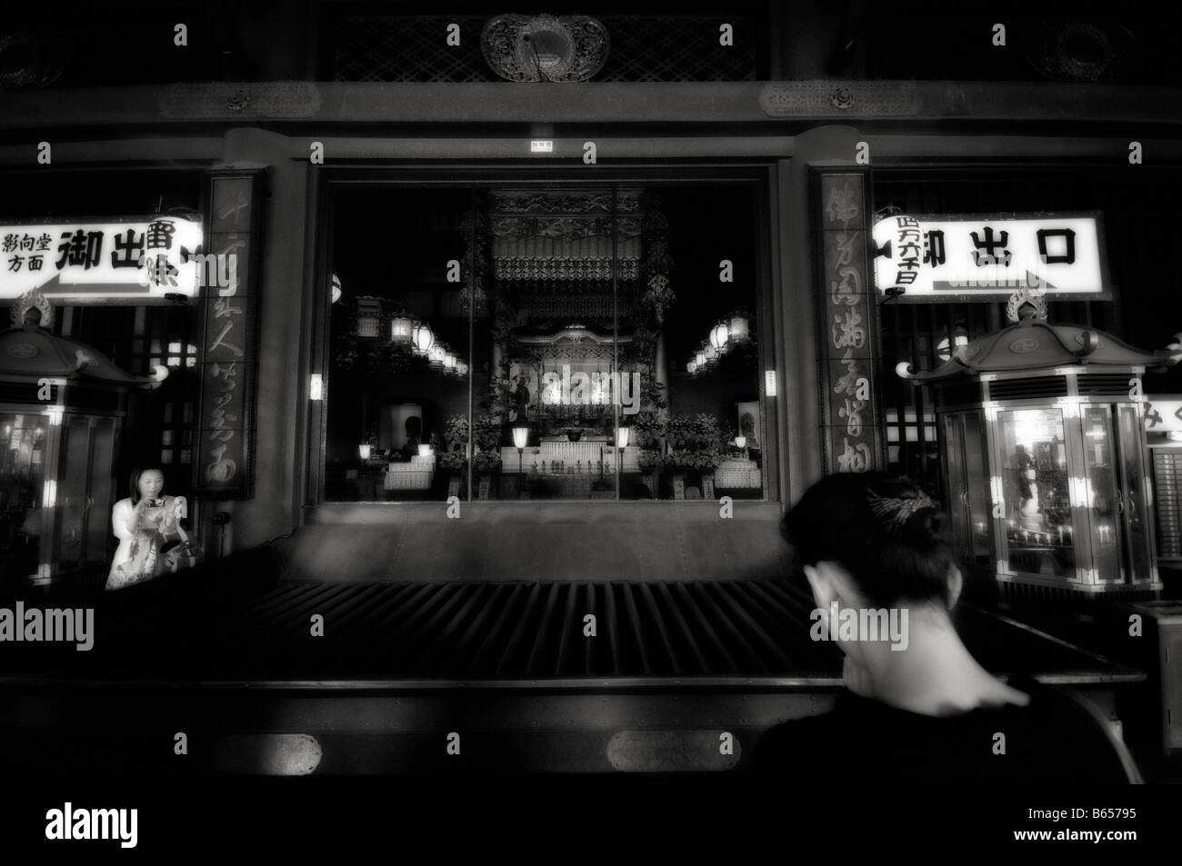 Gebete am Main Hall der Senso-Ji-Tempel (aka Asakusa-Tempel). Asakusa. Taito Bezirk. Tokyo. Japan. Stockfoto