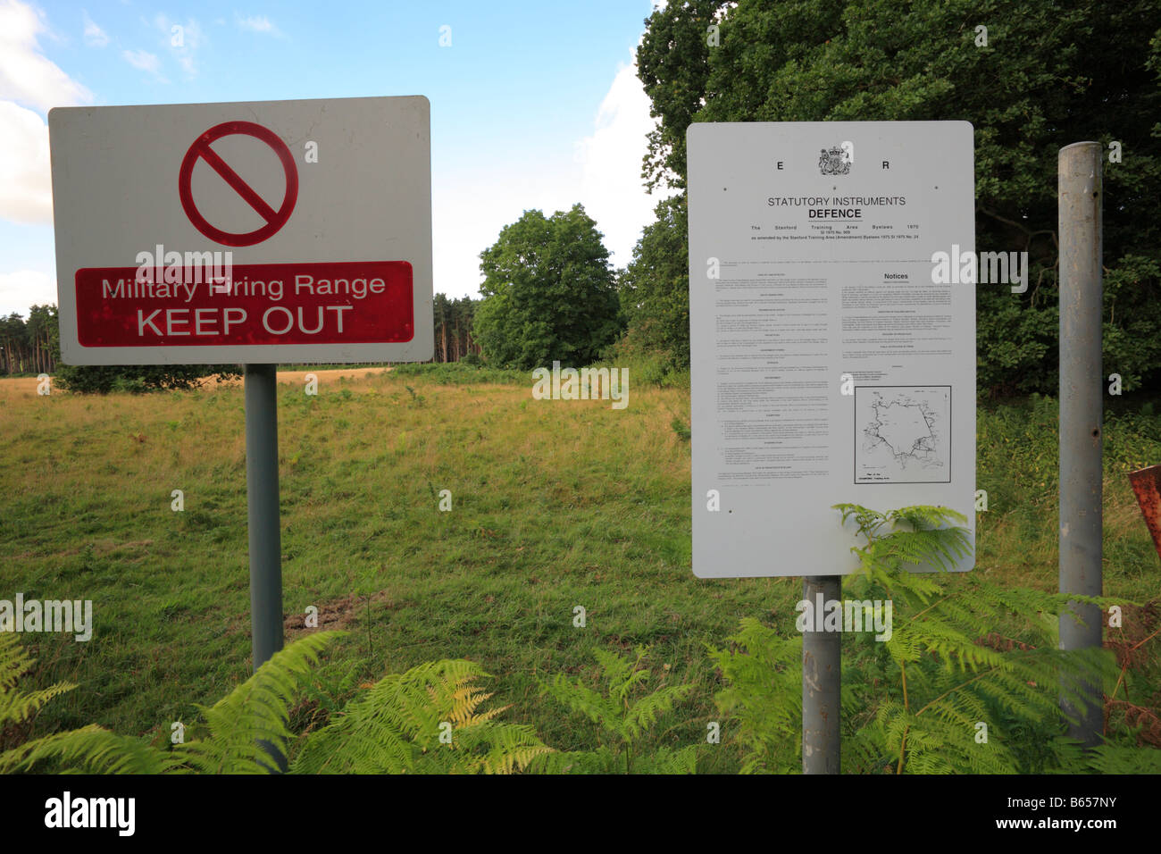 Warnschilder am Rande der Thetford Forest Stanford Truppenübungsplatz. Breckland Bezirk, Norfolk, England. Stockfoto