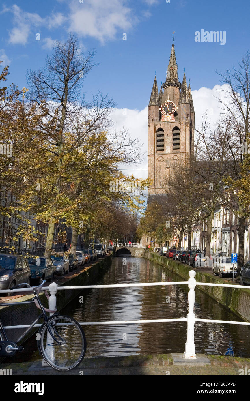Blick auf Kanal in Richtung der alten Kirche Oude Kerk in Delft Holland Stockfoto