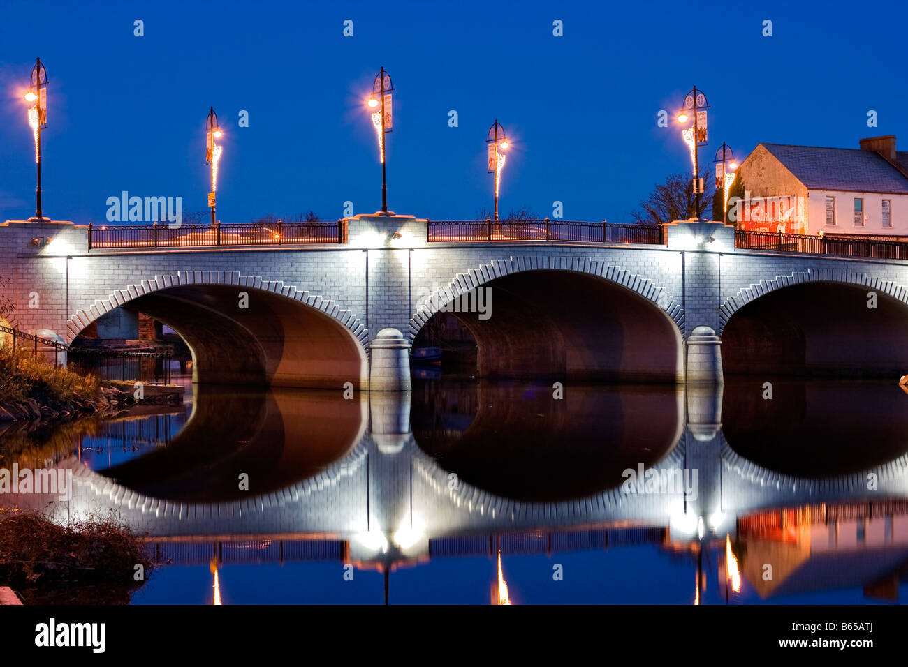 Die Brücke über den Fluss Bann in Portadown nachts spiegelt sich im Wasser. Stockfoto