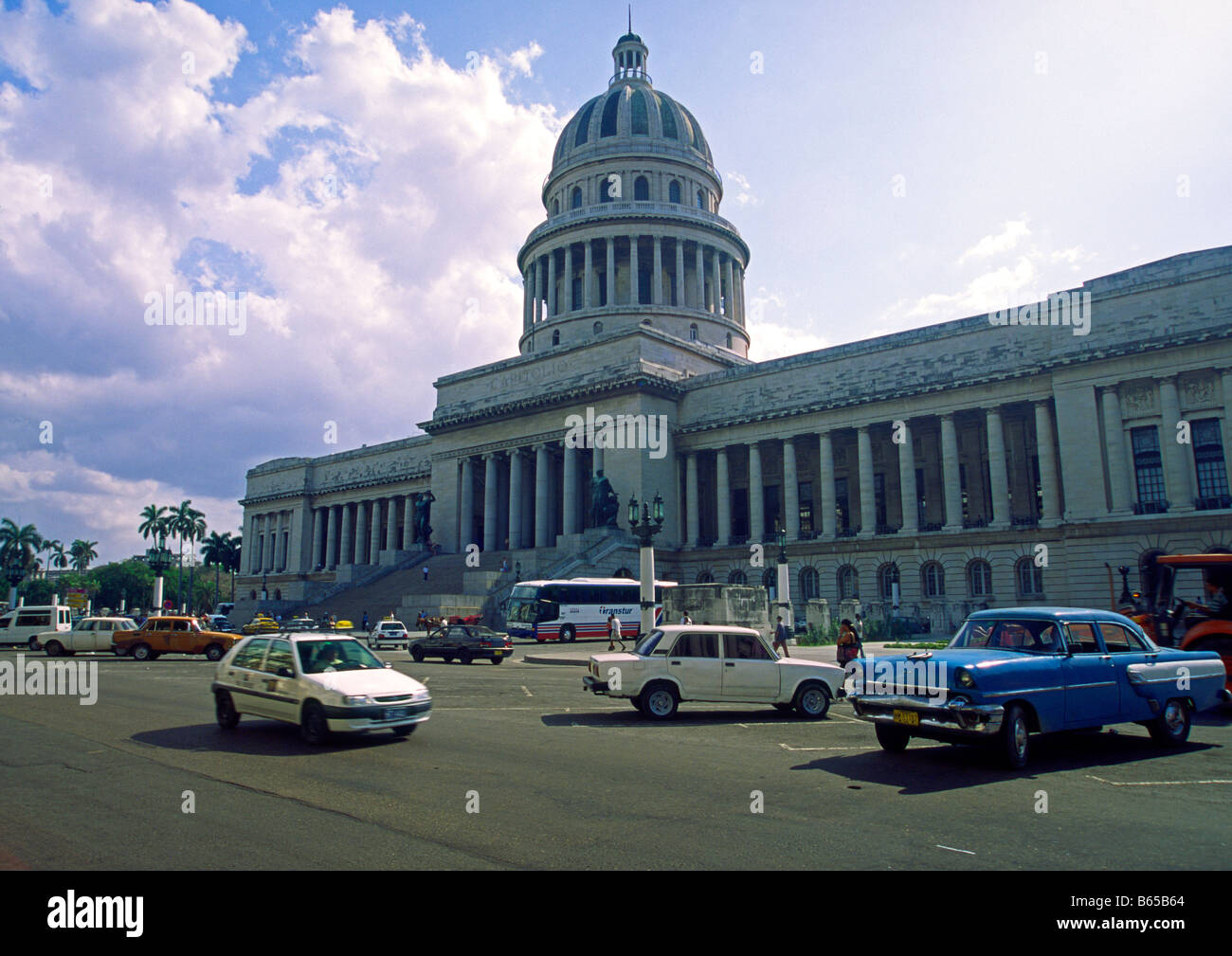 alte Autos auf dem Kapitol in Havanna Kuba Stockfoto