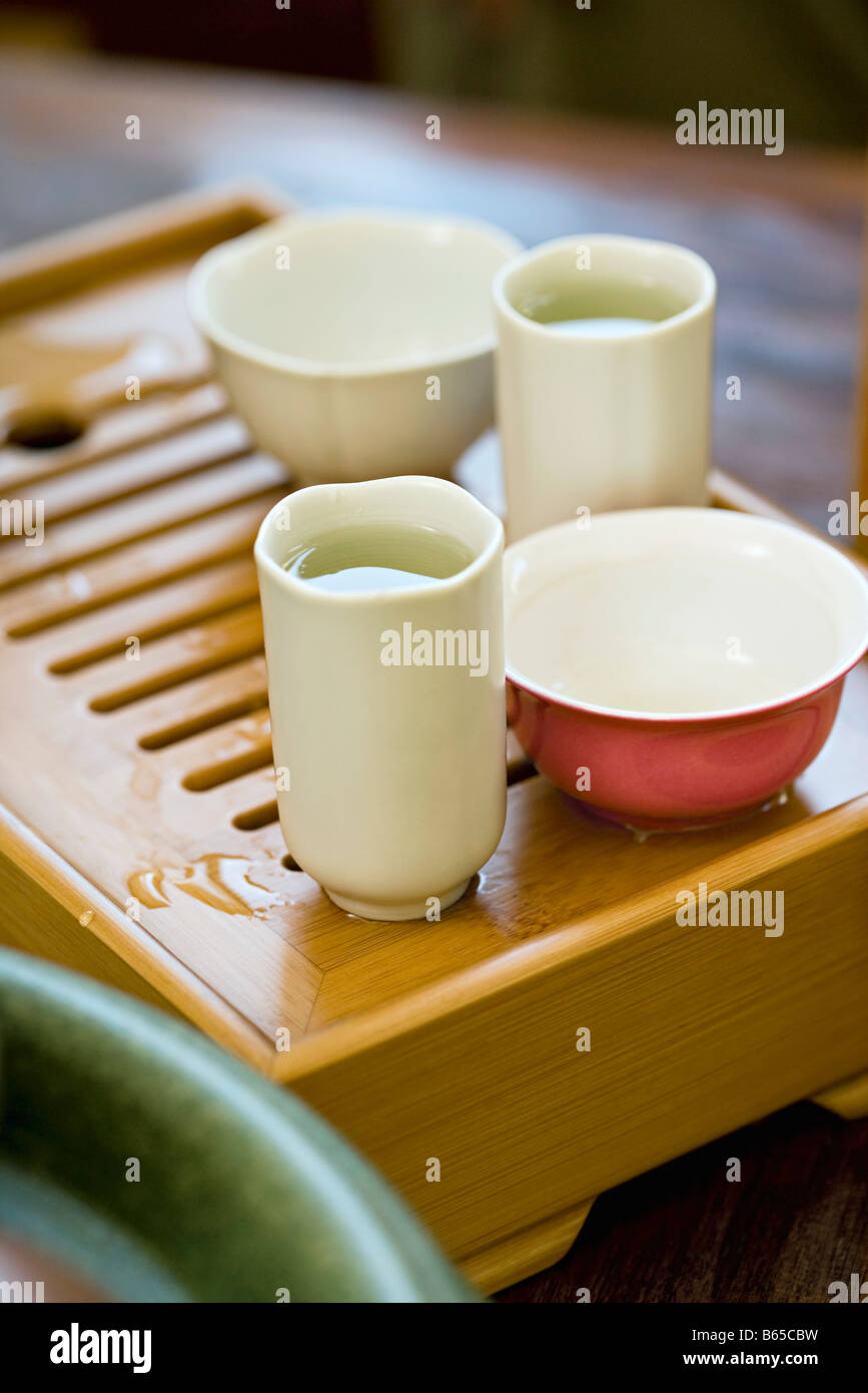 Bambus Teetablett mit zwei Aroma-Cups und zwei Verkostung cups Stockfoto