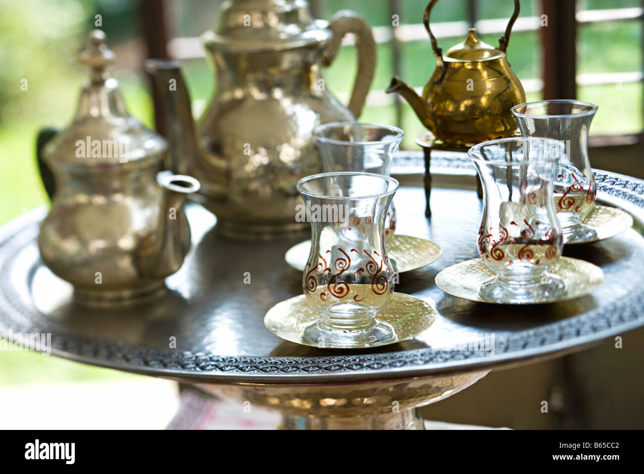 Silber Teetablett mit Teekannen und Tassen aus Glas Tee Stockfoto