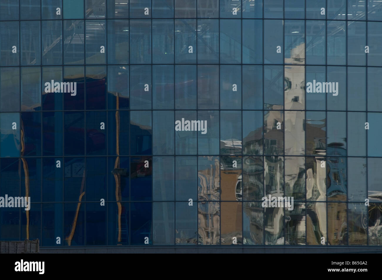 Reflexionen von Gebäuden in die Glaskonstruktion der Cardiff International Swimming Pool Stockfoto