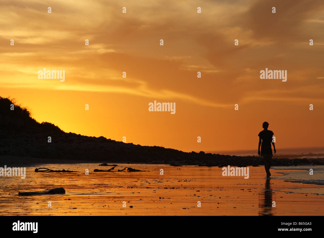 Silhouette einer Frau mit Sonnenuntergang Hintergrund, Cape Town, Südafrika Stockfoto