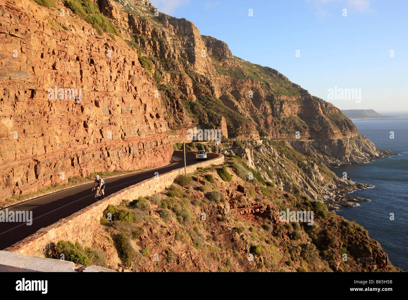 Fahrer und Fahrzeug reisen rund um den Berg Straßen Cape Town, Südafrika Stockfoto