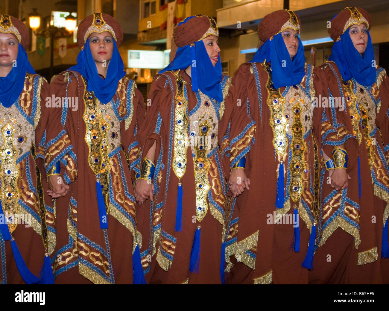 Weibchen Menschen in traditionellen Mauren Kostümen auf die Fiesta der Mauren und Christen Guardamar Spanien spanische feste Stockfoto