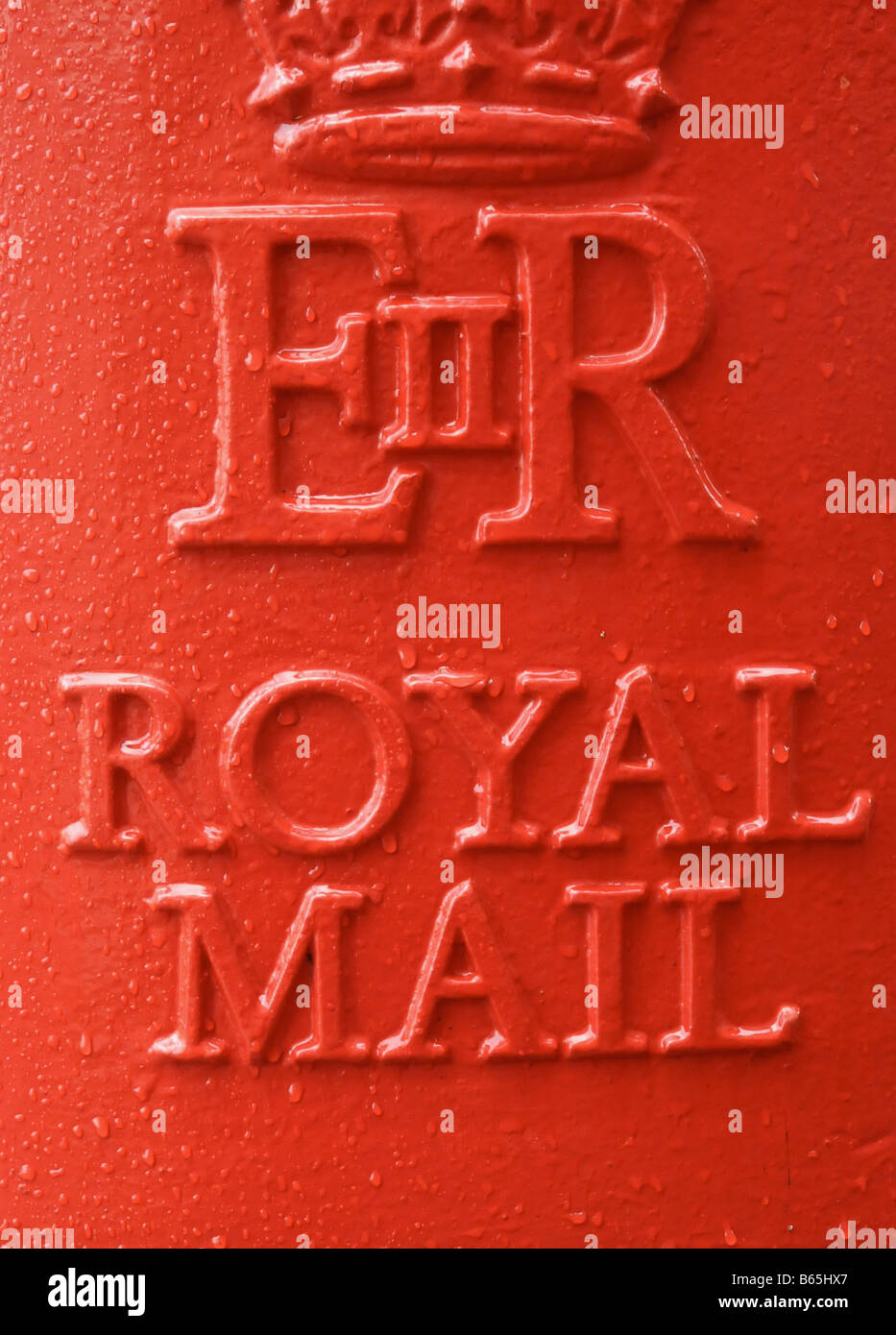 Eine Nahaufnahme von einem Royal Mail-Postfach nach einem Regen Sturm. Stockfoto