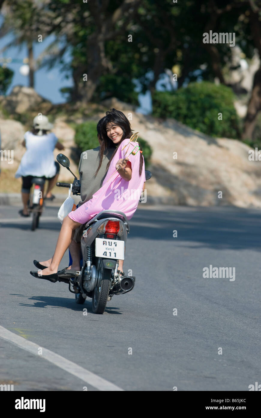 Thai Frau Reiten Sozius im typischen Thai-Stil auf einem leichten Motorrad Stockfoto