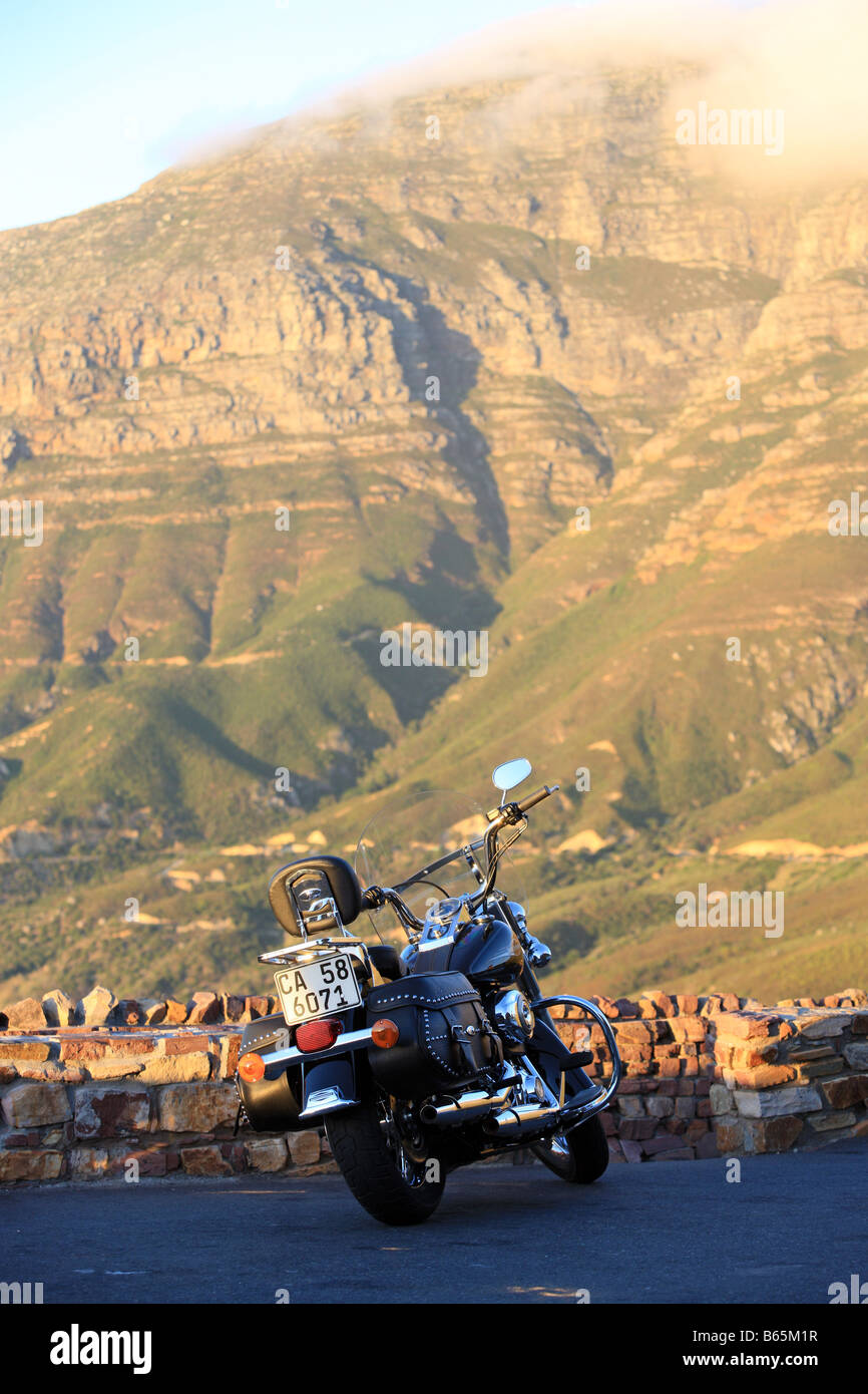 Harley Davidson mit Bergkulisse, Cape Town, Südafrika Stockfoto