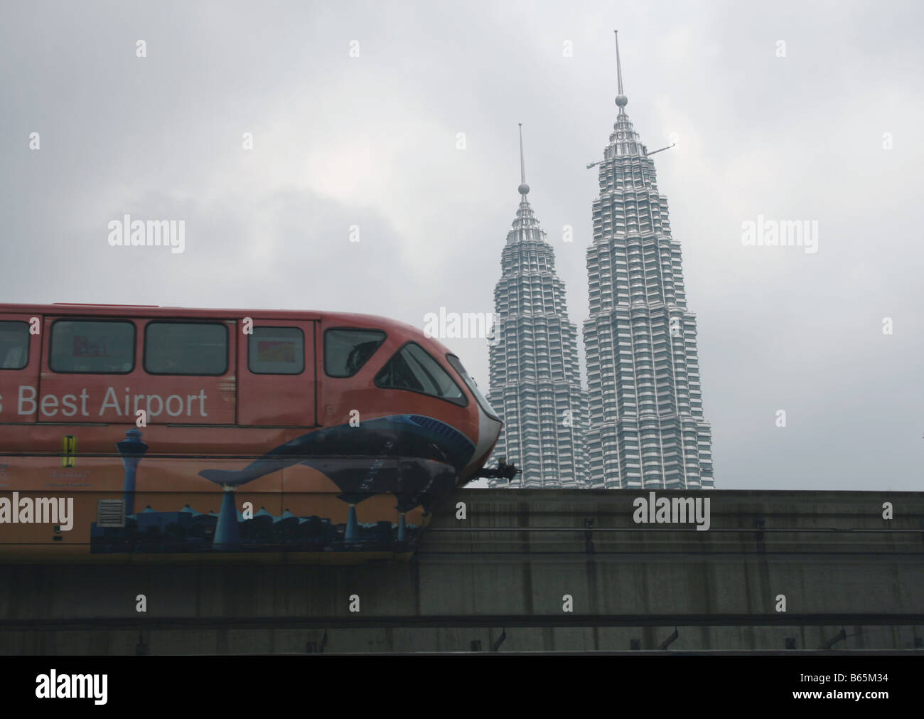 Kuala Lumpur Einschienenbahn und Petronas Towers Malaysia April 2008 Stockfoto