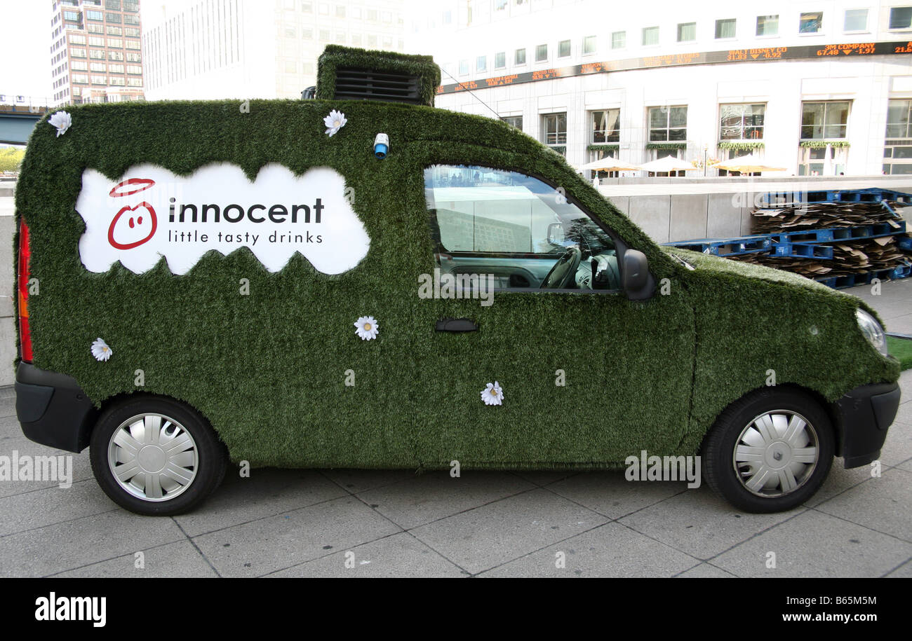 Promotion Fahrzeug für Getränke Unternehmen abgedeckt in Kunstrasen, London Stockfoto