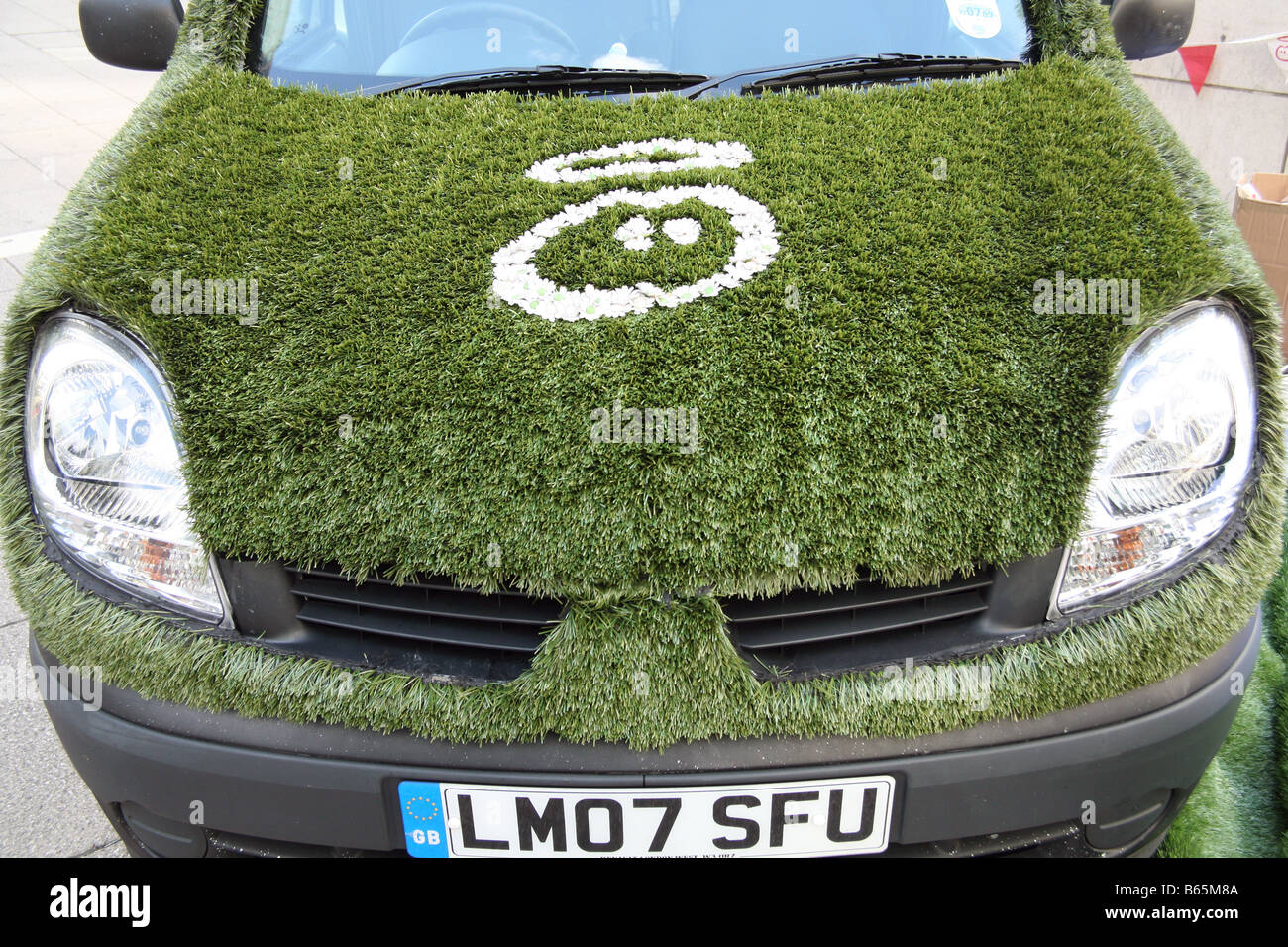 Promotion Fahrzeug für Getränke Unternehmen abgedeckt in Kunstrasen, London Stockfoto