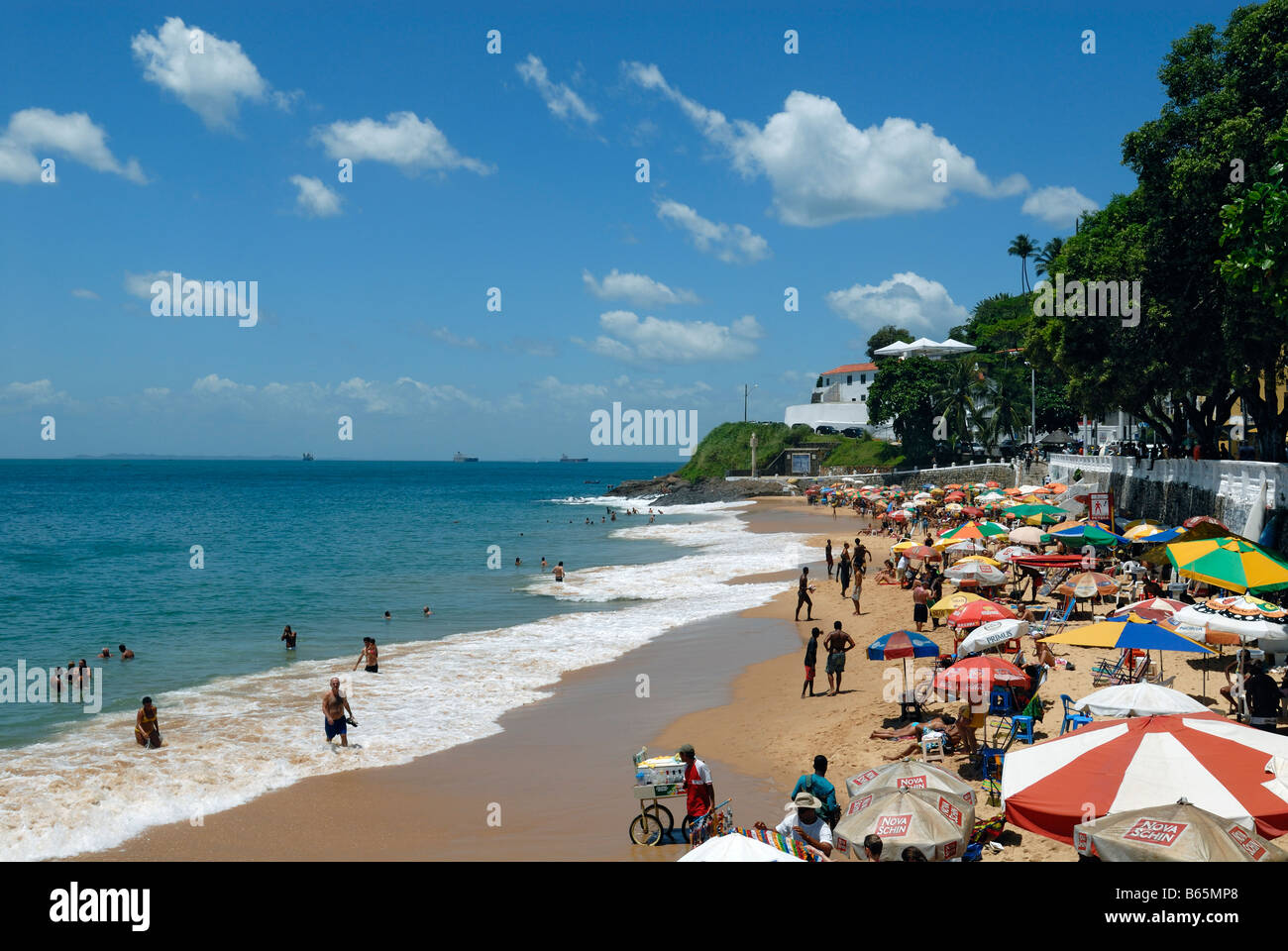 Strand von Porto da Barra, Salvador, Bahia, Brasilien Stockfoto