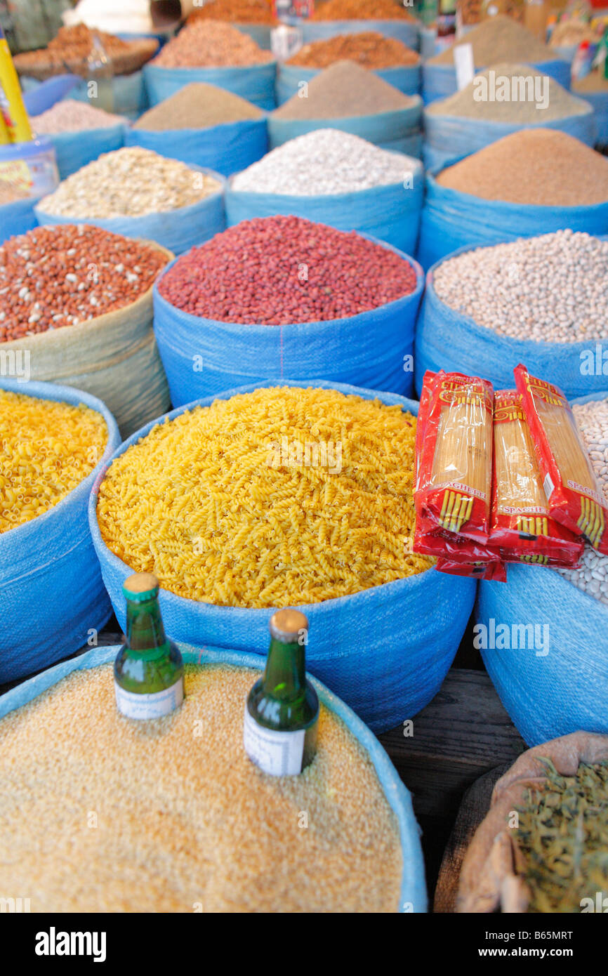 Nudeln, Bohnen, getrocknete Kräuter, Reis, Markt, Rabat, Marokko, Afrika Stockfoto