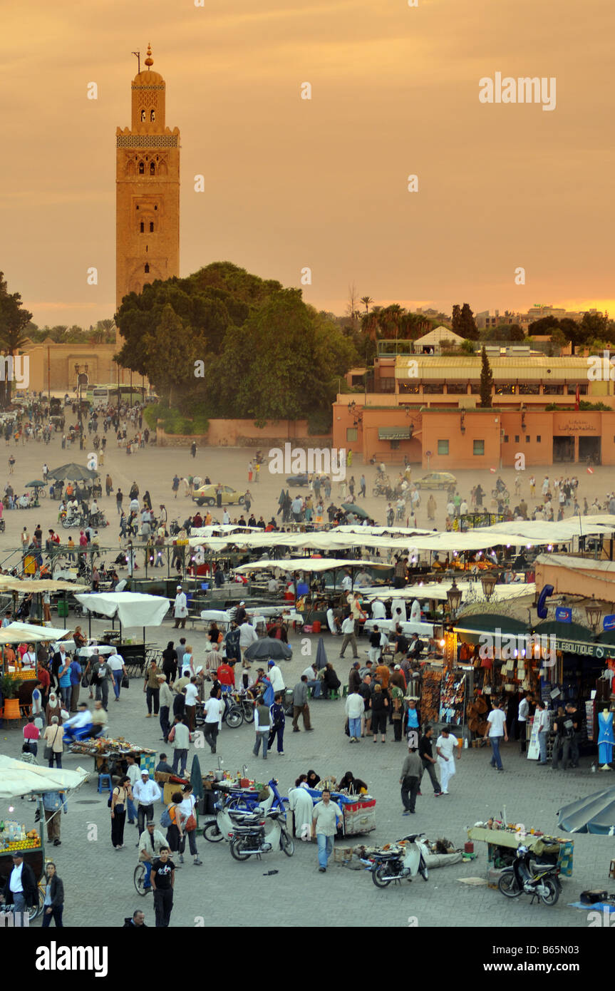 Essen Ständen & Koutoubia-Moschee, Jemma el Fna Platz, Marrakash, Marokko Stockfoto