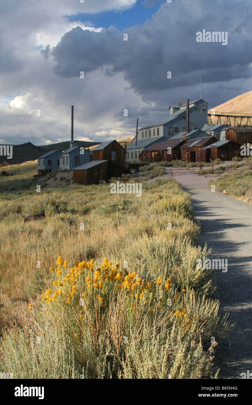 Blick auf die Mühle in der gold-Bergbau-Siedlung Bodie "Ghost Town", Mono County, Sierra Nevada Bergkette, Kalifornien, USA Stockfoto