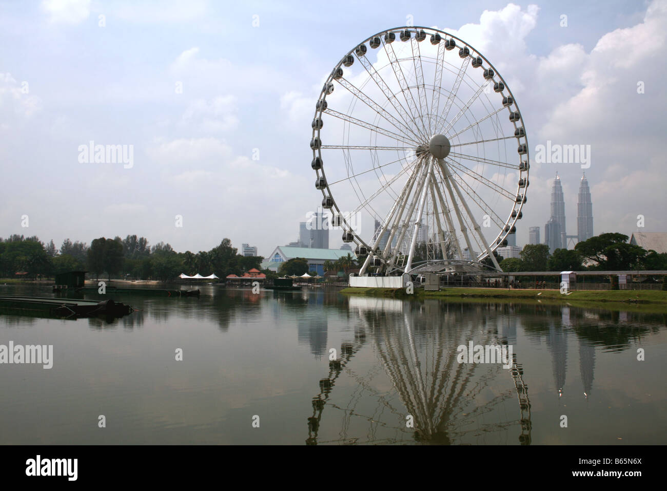 Petronas Towers und Auge auf Malaysia Riesenrad Kuala Lumpur Malaysia April 2008 Stockfoto