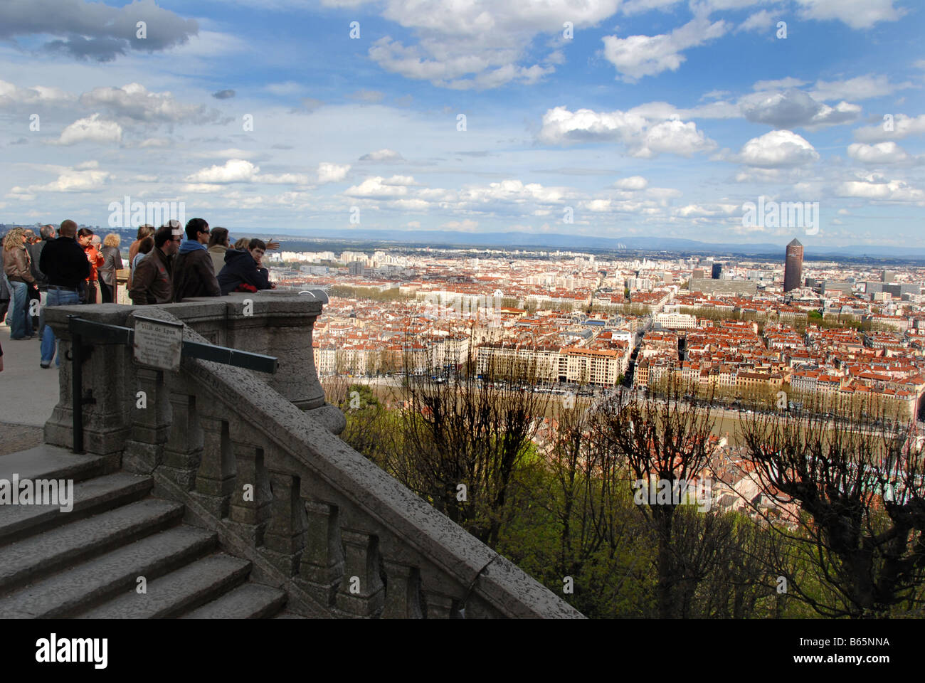 Besucher bewundern die Aussicht auf Lyon von Fourvière Hügel in Lyon, Frankreich Stockfoto