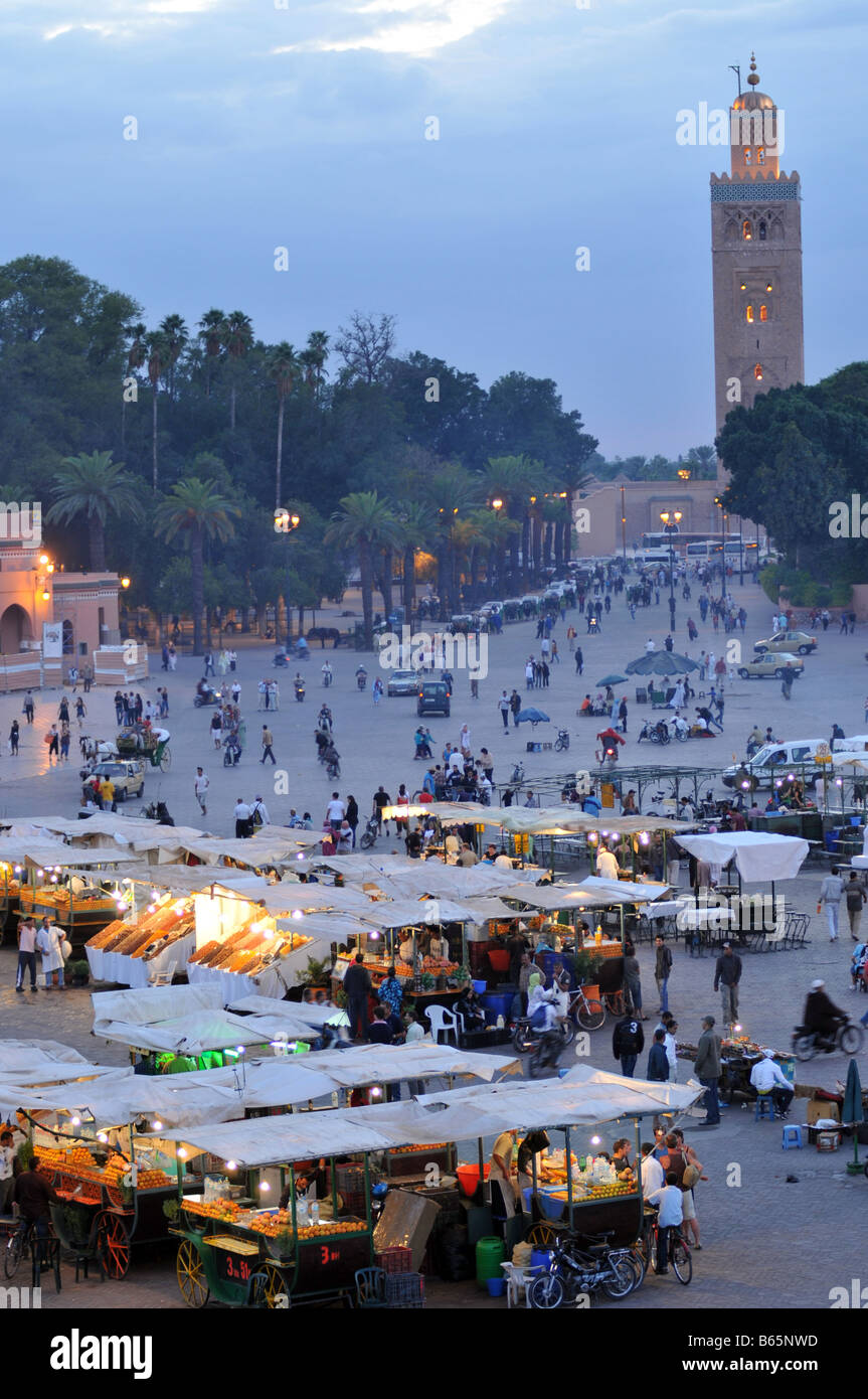 Essen Ständen & Koutoubia-Moschee, Jemma el Fna Platz, Marrakash, Marokko Stockfoto