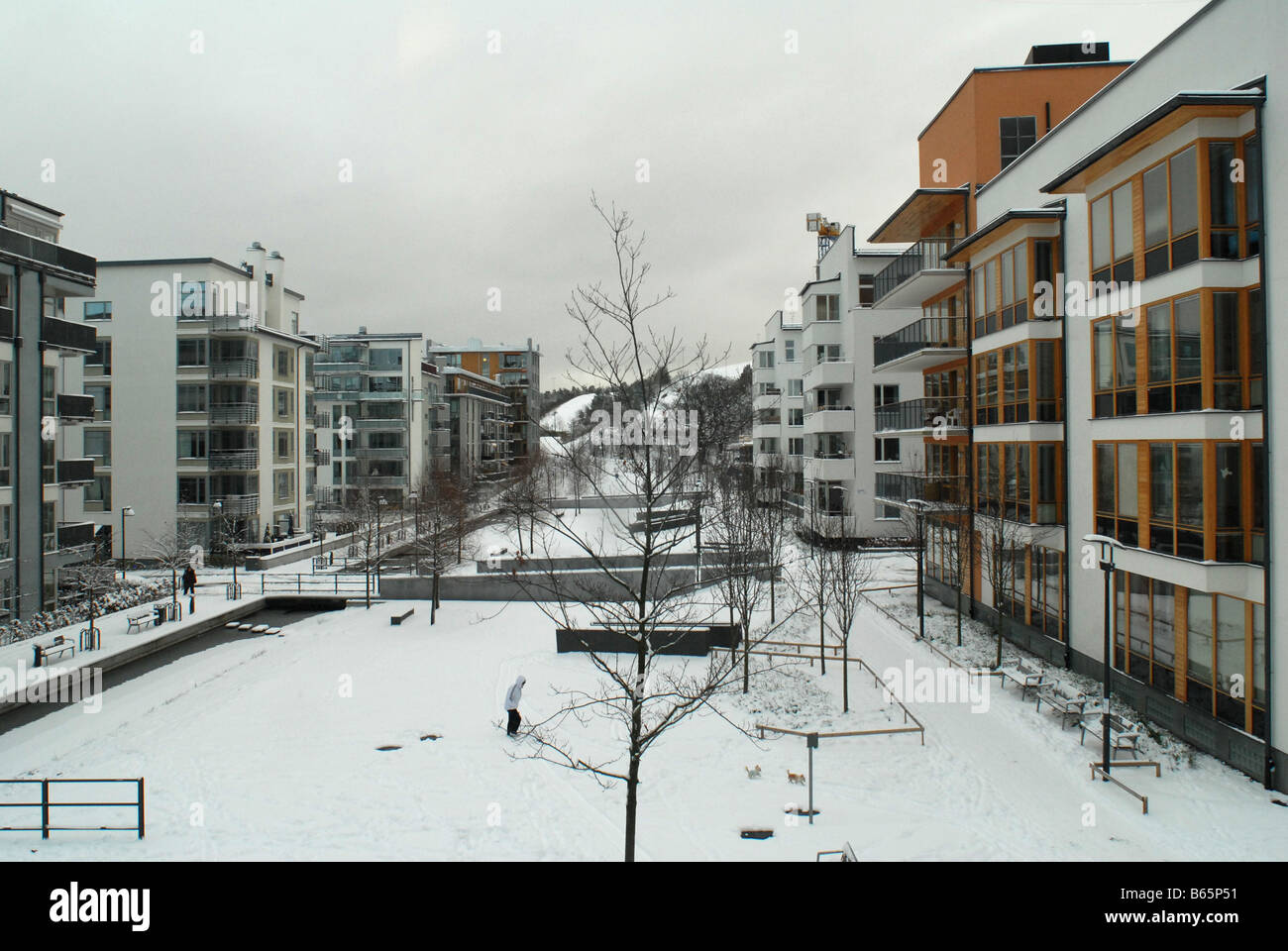 Schneebedeckte Straße zwischen umweltfreundliche Gehäuse in der Hammarby Sjöstad Bezirk Stockholm in Schweden Stockfoto