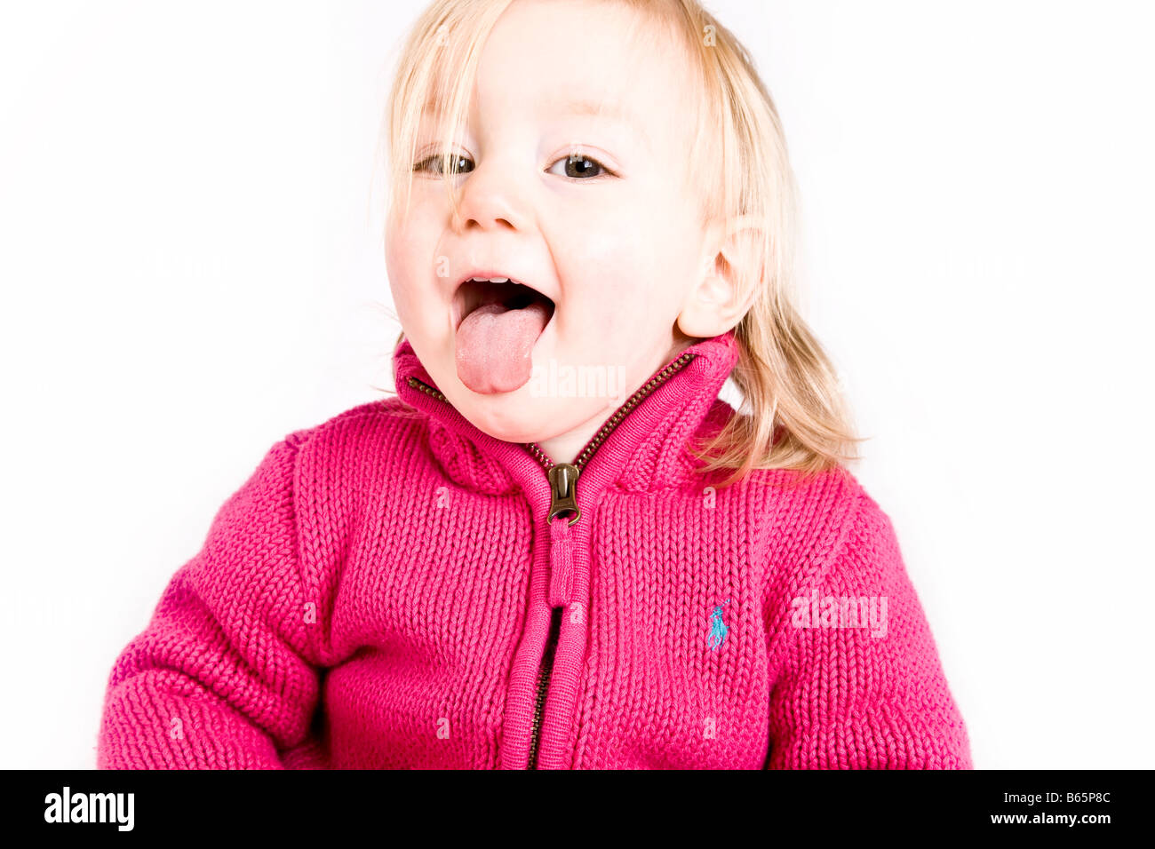 Young Female Caucasion Kind ihre Zunge heraus auf weißem Hintergrund Stockfoto