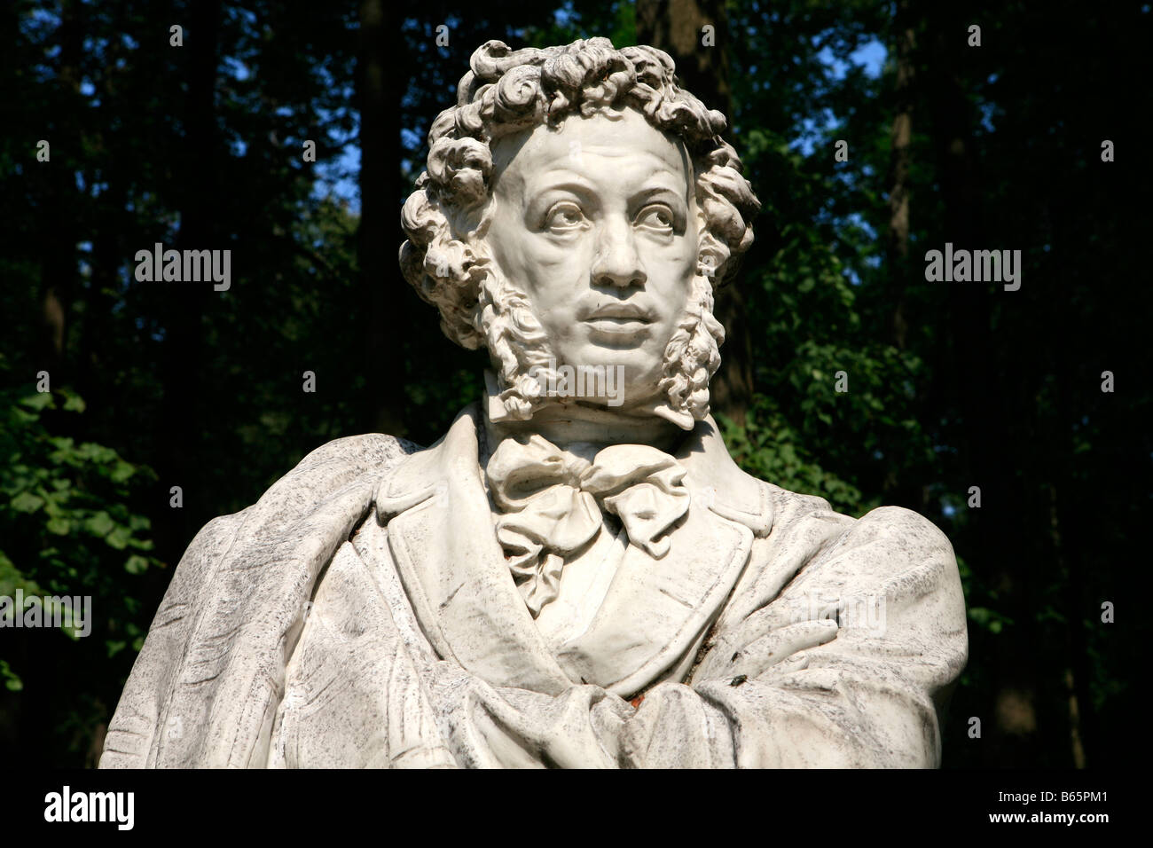 Statue von Russlands berühmtester Dichter Alexander Pushkin (1799-1837) in den Gärten des Palastes haben in der Nähe von Moskau, Russland Stockfoto