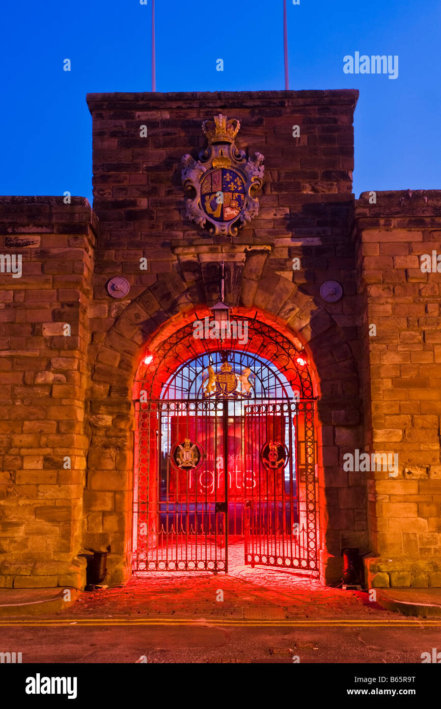 Das Tor von Berwick Kasernen beleuchtet als Teil von Northumberland Lights Festival 2008, Berwick-upon-Tweed, England Stockfoto