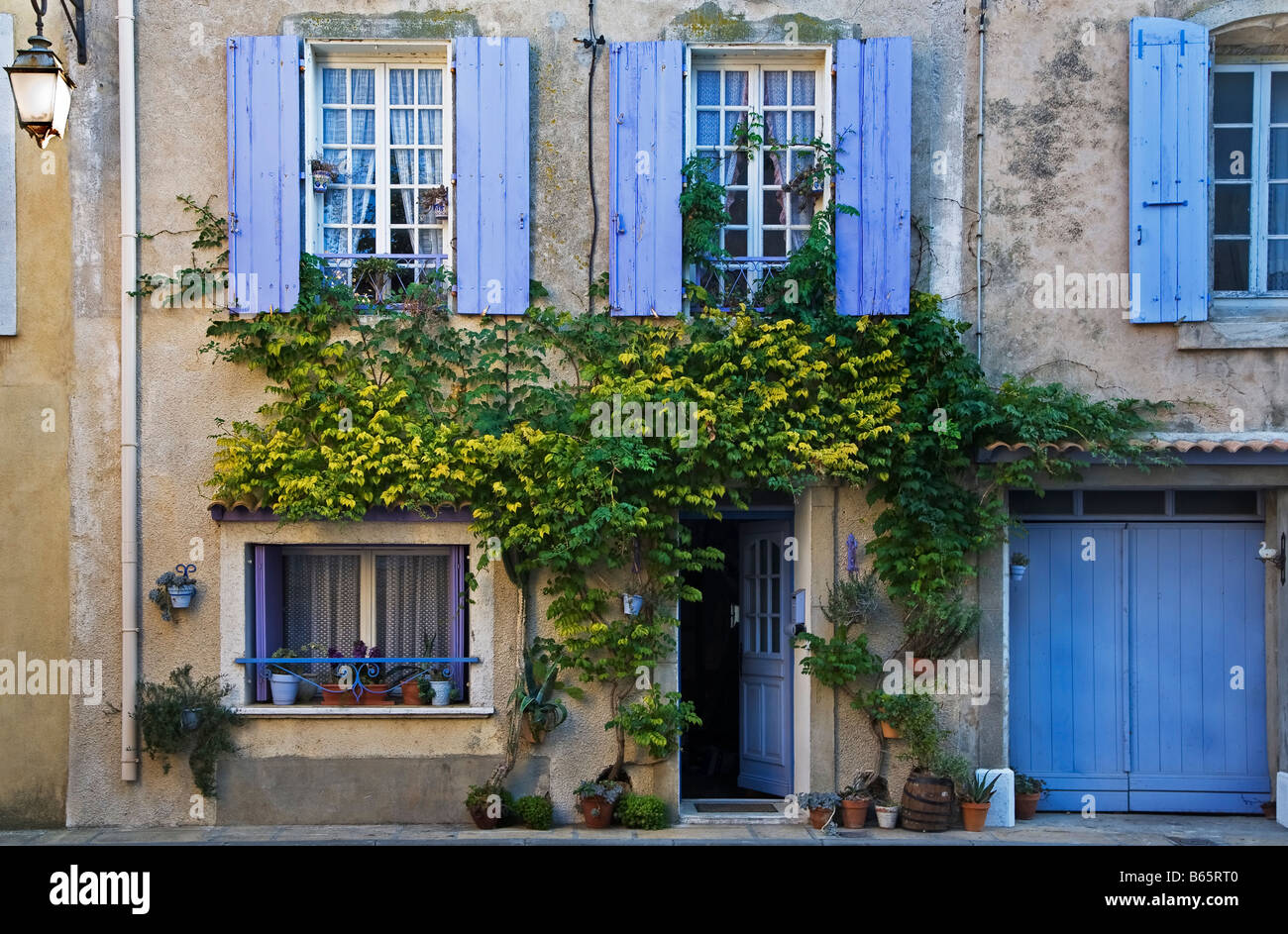 Traditionelle alte französische Dorf Haus mit blauen Fensterläden, Gruissan, Languedoc Roussillon, Frankreich Stockfoto