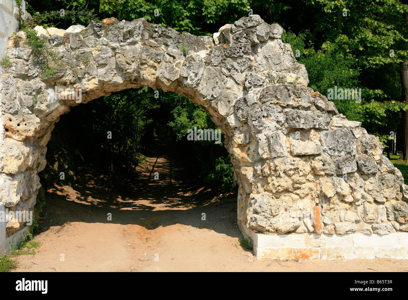 Neoklassische Grotte in den Gärten des 18. Jahrhunderts Archangelskoye Immobilien in der Nähe von Moskau, Russland Stockfoto