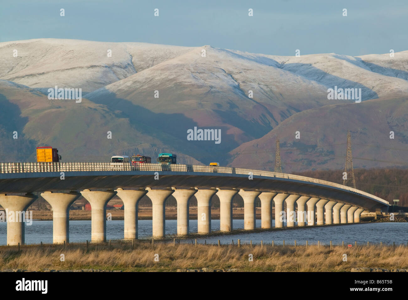 Die Clackmannanshire Brücke über den Firth of Forth, Schottland, Großbritannien. Stockfoto