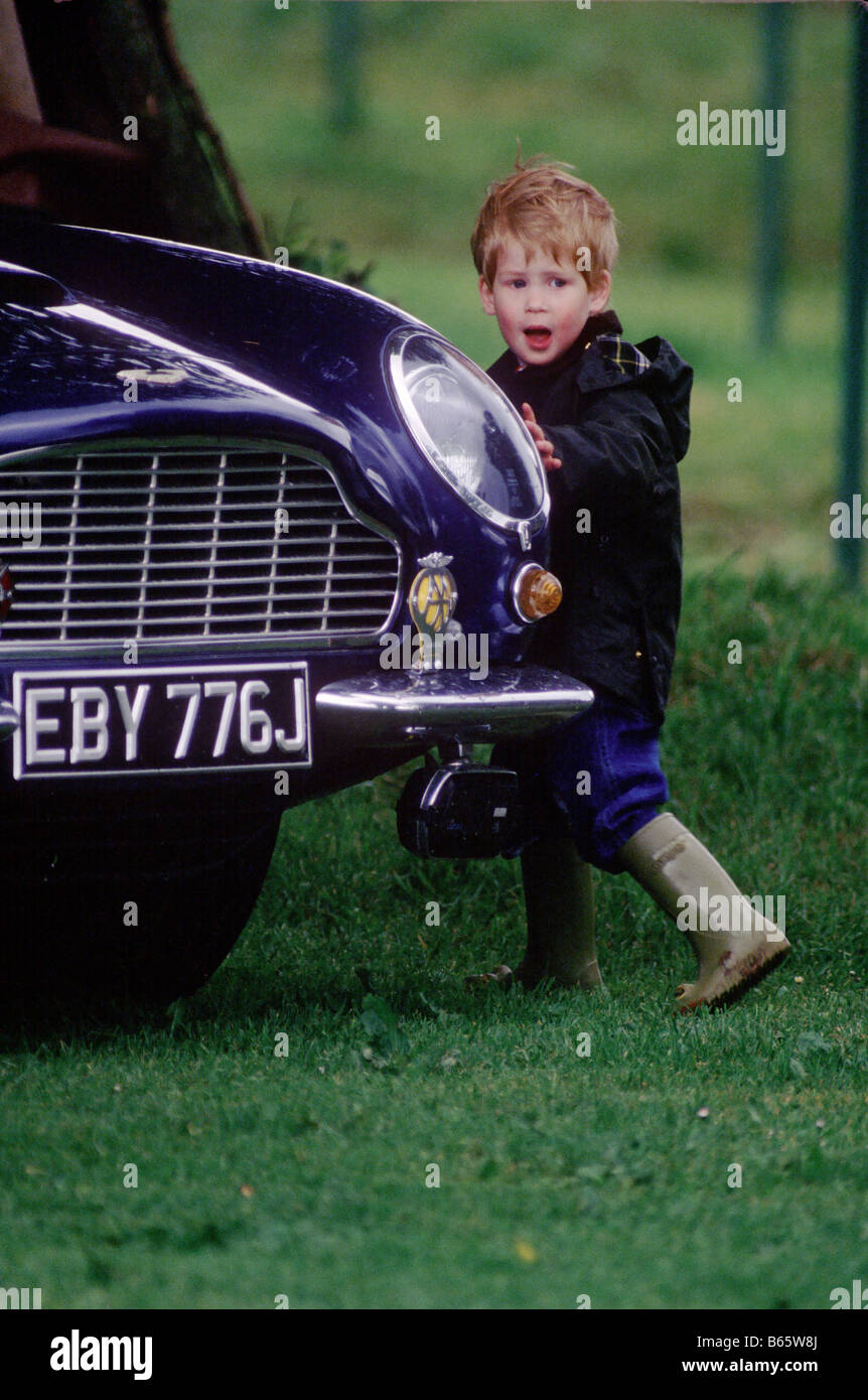 Prinz Harry von Prinz Charles Aston Martin im Cirencester Polo gemahlen Stockfoto