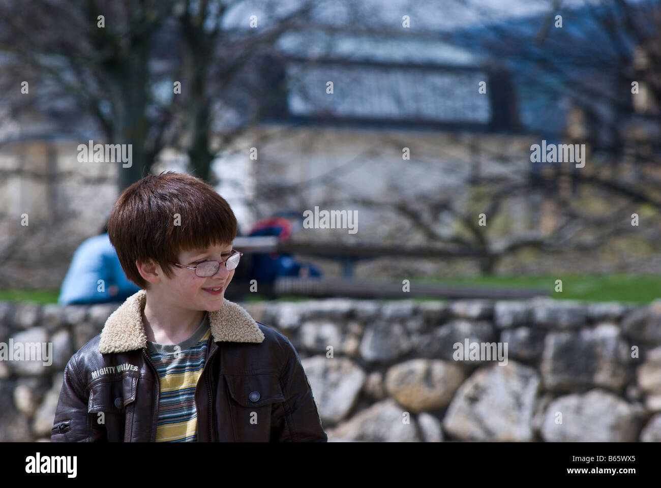 Kleiner Junge lächelnd winter / Frühling Stockfoto