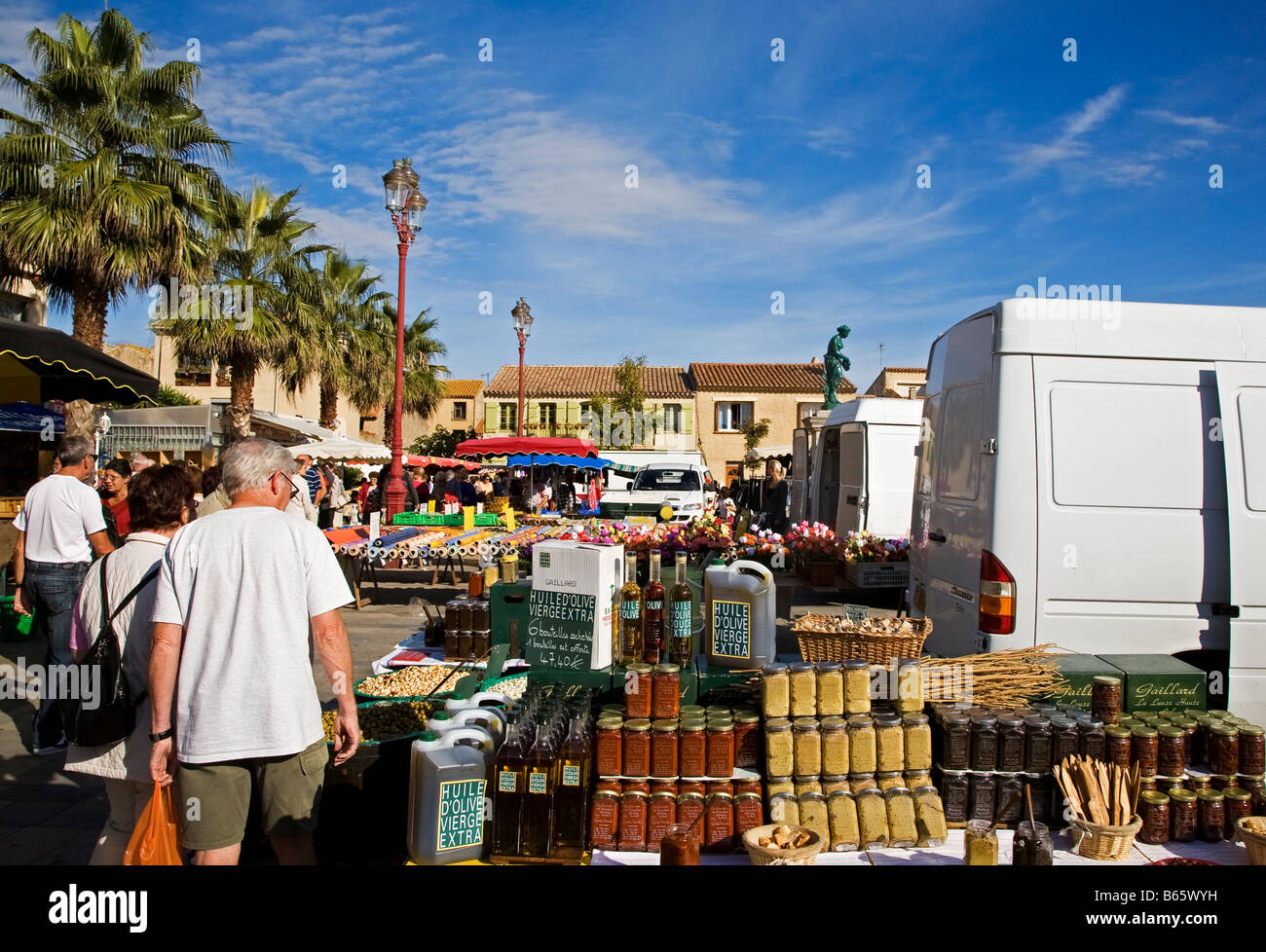 Folk am Markttag, Gruissan, Languedoc Roussillon, Frankreich Stockfoto