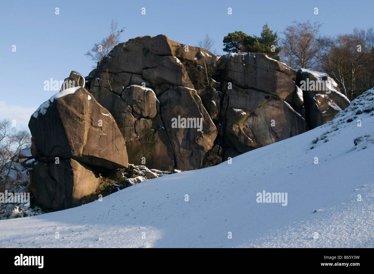 Black Rocks Felsen in Derbyshire nach einem Schneefall Stockfoto