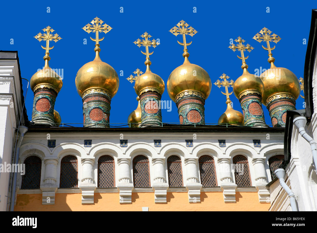 Goldenen Zwiebeltürme auf die Verkhospassky-Kathedrale (1635-1662) am Moskauer Kreml, Russland Stockfoto