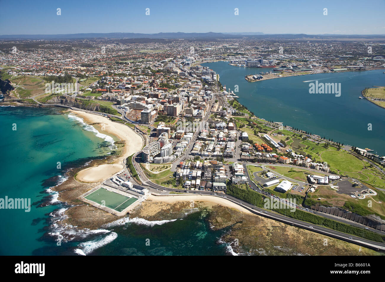 Newcastle-Ozean-Bäder und Newcastle Beach Newcastle New South Wales Australien Antenne Stockfoto